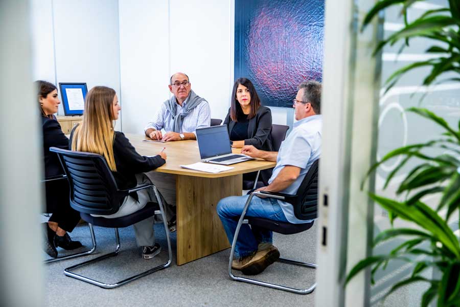 Profesionalidad y cercanía - Transportes Altradi